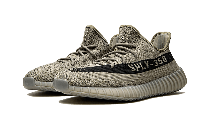 Adidas Yeezy Boost 350 V2 Granite - nant le design initial de la Yeezy Boost 350 V2, la paire présente un upper monochrome en primeknit gris qui tend vers le vert. On retrouve aussi une bande latérale noire arborant l’inscription SPLY-350 ainsi que des lacets ronds. La silhouette est conçue à partir de 50% de matériaux recyclés et dispose d’une semelle Boost à sillons semi-translucide grise. Sku : HQ2059Release date : 2023Colorway : Granite/Core Blac